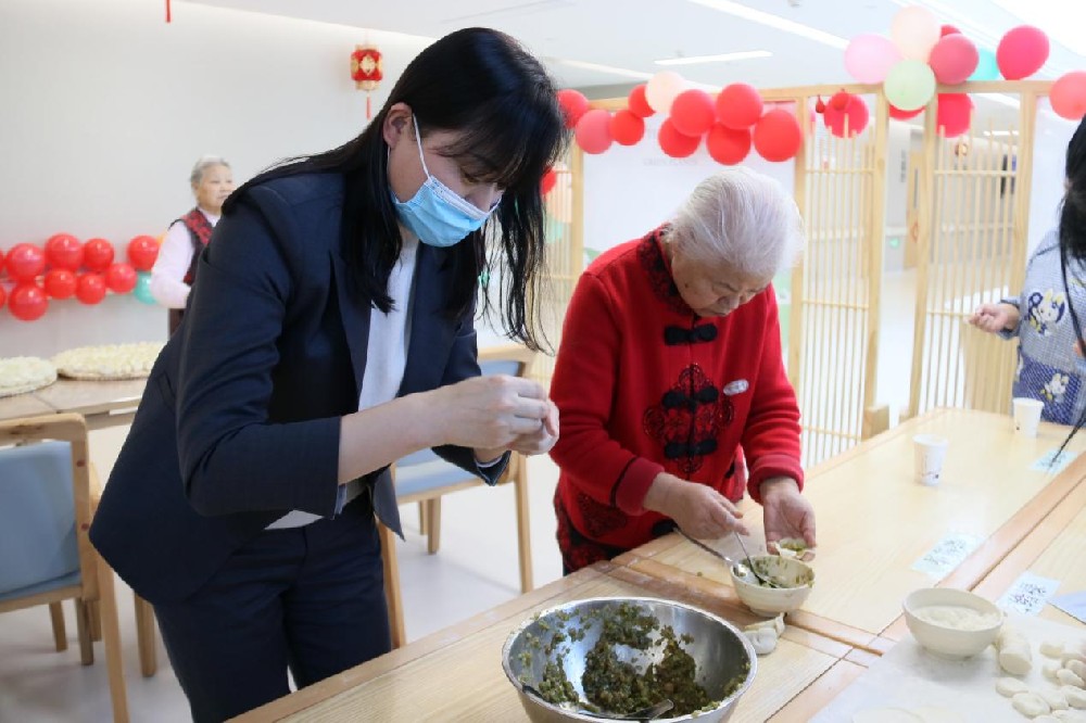 春节一起包饺子